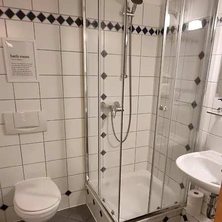 Luxus - 7 Personen 5 Baeder, 5 Schlafzimmer, Kueche, Parkplatz, Ruhig
